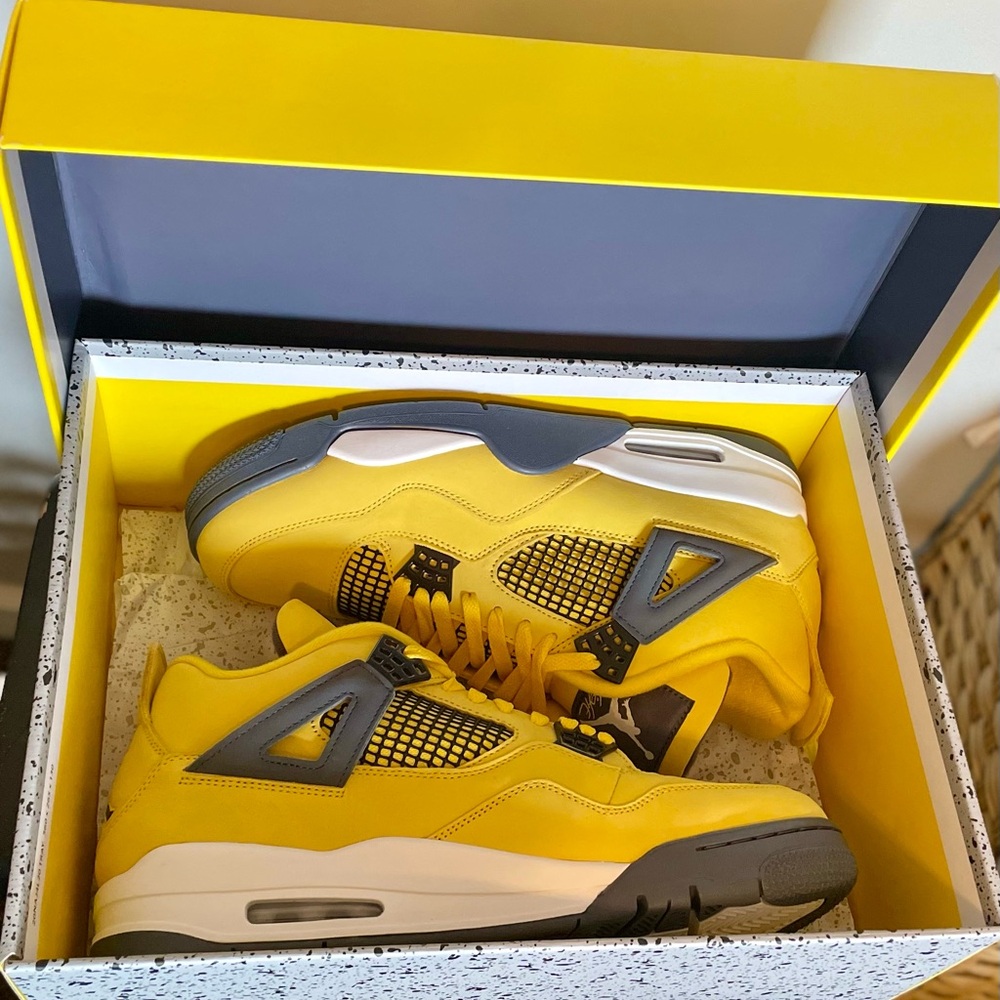 Mens. Air Jordan Retro 4s, lightenings, never been worn, mint Condition, - Picture 6 of 13